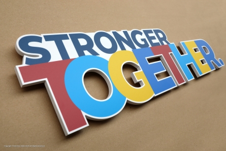 STRONGER TOGETHER - Bunte 3D-Buchstaben als Handheld oder Schild