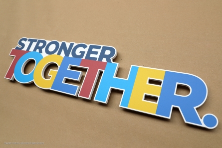 STRONGER TOGETHER - Bunte 3D-Buchstaben als Handheld oder Schild