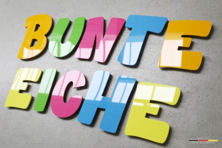BUNTE EICHE - 3D-Buchstaben aus farbigem Acrylglas