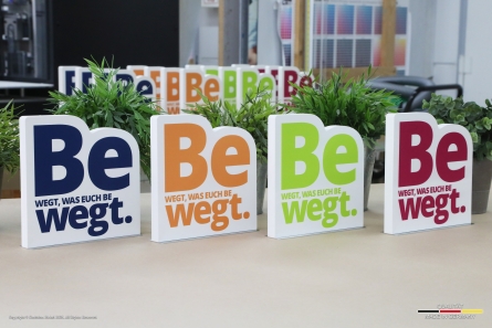 EWR Bewegt - Bunte Logo-Aufsteller aus bedrucktem Forex