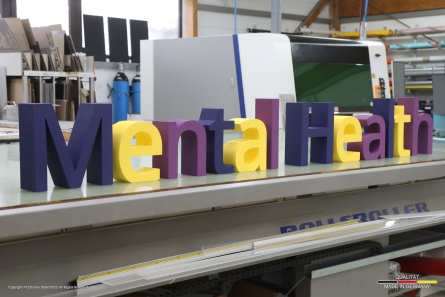 Mental Health - Bunte stehende Buchstaben aus lackiertem EPS