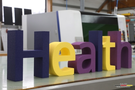 Mental Health - Bunte stehende Buchstaben aus lackiertem EPS