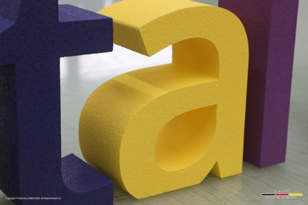 Mental Health - Bunte stehende Buchstaben aus lackiertem EPS