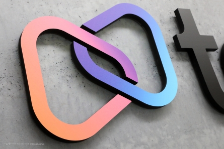 teads - Buntes 3D-Logo aus bedrucktem Forex