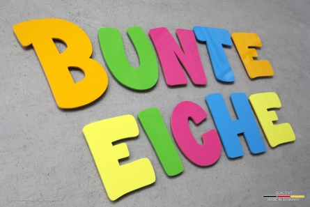 BUNTE EICHE - 3D-Buchstaben aus farbigem Acrylglas