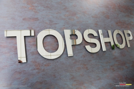 TOPSHOP - Spiegelnde Buchstaben aus poliertem Edelstahl