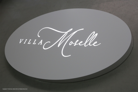 Villa Moselle - Ovales Leuchttransparent mit dekupierten Buchstaben