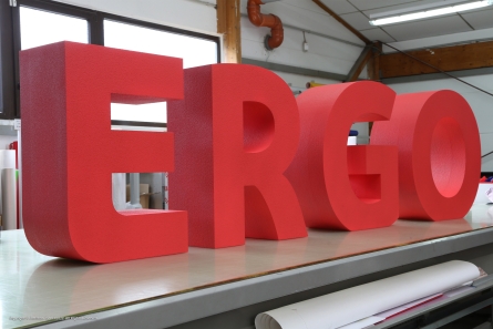 Stehendes ERGO-Logo für ein Event.