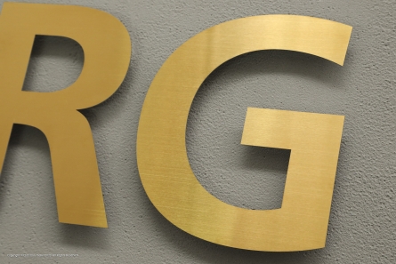 TRIBERG - Goldene Buchstaben aus Edelstahl