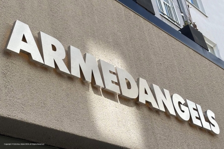 ARMEDANGELS - Edelstahl Profilbuchstaben für die Fassade