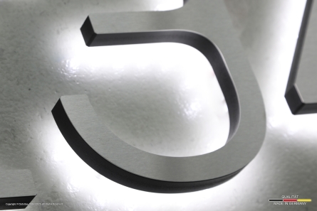 234 - Beleuchtete Hausnummer aus Edelstahl und PVC