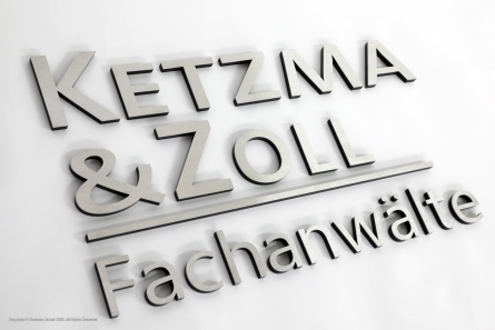 Kanzleilogo aus Edelstahl, hinterlegt mit schwarzem Acrylglas.