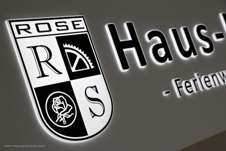 Haus-Holiday.de - Leuchtwerbung mit 3D-Leuchtbuchstaben
