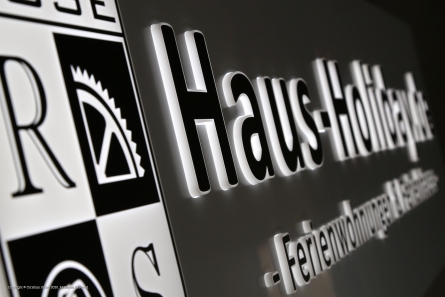 Haus-Holiday.de - Leuchtwerbung mit 3D-Leuchtbuchstaben