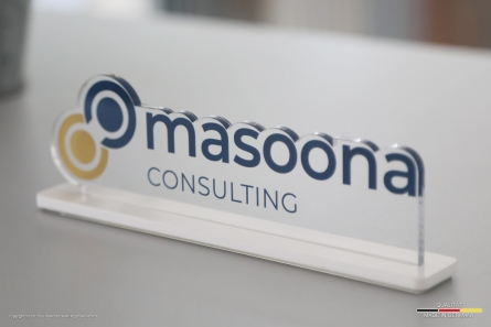 Masoona Consulting - Kleine Tischaufsteller aus Acrylglas