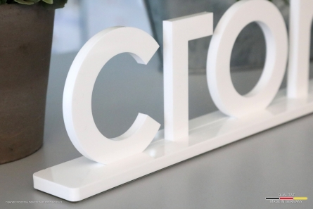 croma - 3D-Tischaufsteller aus weißem Acrylglas