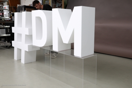#DM - Stehende Buchstaben mit Sockel aus klarem Acrylglas