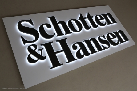 Schotten & Hansen - Exklusive Leuchtreklame mit LED-Leuchtbuchstaben