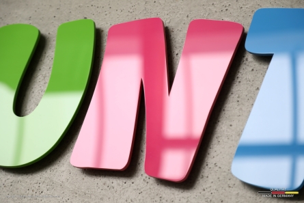 BUNTE EICHE - 3D-Buchstaben aus farbigem Acrylglas