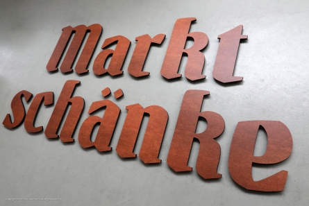 Marktschänke - Außenwerbung mit 3D-Buchstaben in Rostoptik
