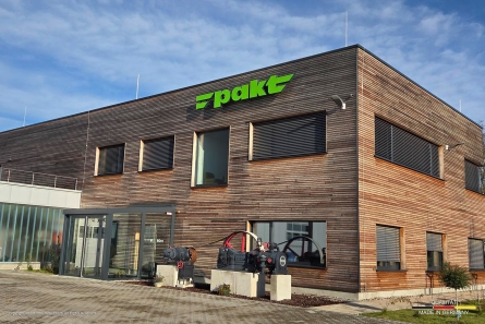 PAKT - Beleuchtetes Fassadenlogo mit Profil 5 Leuchtbuchstaben