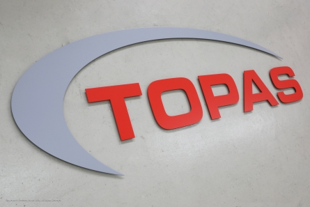 TOPAS - Großes Fassadenlogo aus Metall