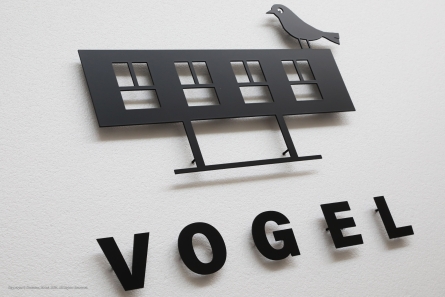 VOGEL HÄUSCHEN - Fassadenbeschriftung mit Metallbuchstaben