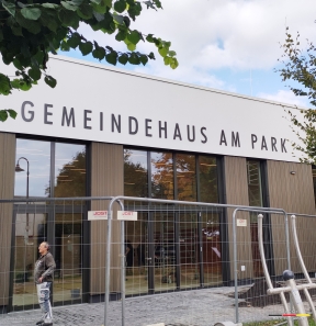 GEMEINDEHAUS AM PARK - Fassadenbeschriftung mit Aluminiumbuchstaben