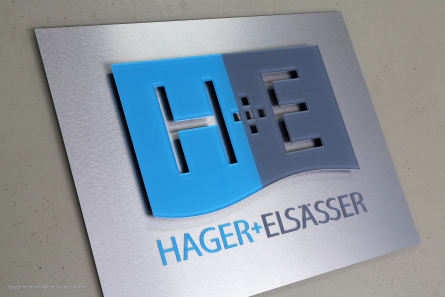 Firmenschild in Edelstahl Optik mit 3D-Buchstaben aus Acrylglas.