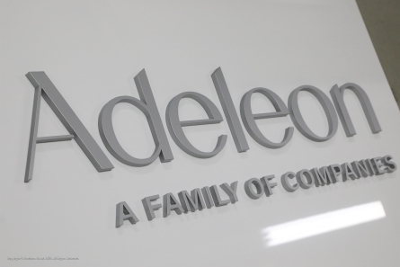 Adeleon - Firmenschild mit French Cleat und 3D-Buchstaben