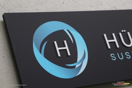 HÜRTGEN IT - Firmenschild mit 3D-Buchstaben aus Acrylglas