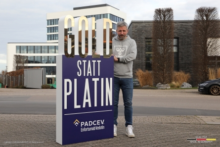 GOLD statt PLATIN - XXL-Aufsteller aus Styropor und goldenem Plexiglas