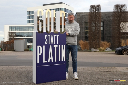 GOLD statt PLATIN - XXL-Aufsteller aus Styropor und goldenem Plexiglas