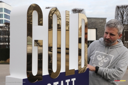 GOLD statt PLATIN - XXL-Aufsteller aus Styropor und goldenem Plexiglas