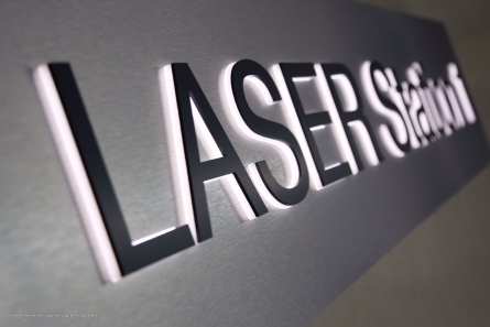 LASER Station1 - Leuchtreklame in gebürsteter Edelstahl Optik