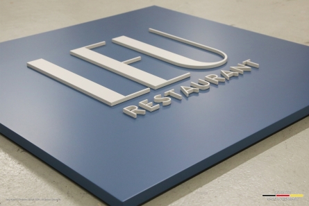 LEU Restaurant - Gekantetes Schild mit 3D-Buchstaben