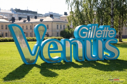 Gillette Venus - Stehendes 3D-Logo aus Styropor und Spiegel-Dibond