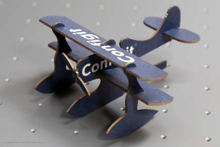 Modell-Flugzeug als GiveAway-Bastelbogen aus Filzpappe.