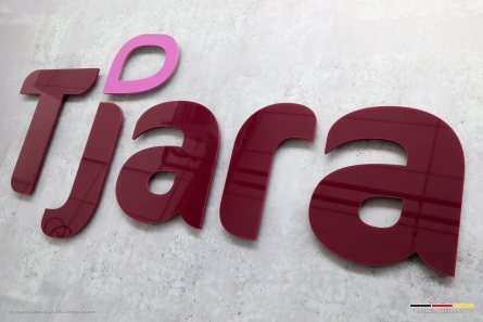 Tjara - 3D-Wandlogo aus farbigem Acrylglas (Acrylox)