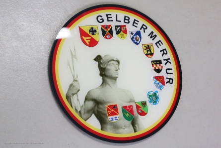 Rückseitig bedrucktes Wappen aus hochglänzendem Plexiglas.