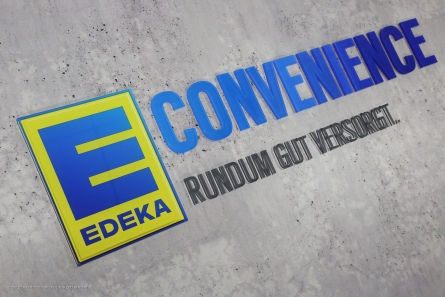 EDEKA Convenience - 3D-Logo und Schriftzüge aus Plexiglas