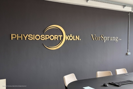 PHYSIOSPORT KÖLN - Goldenes Logo aus Edelstahl