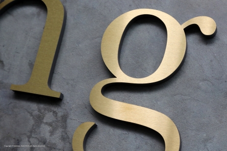 Sprung - Goldene Buchstaben aus Edelstahl und Acrylglas