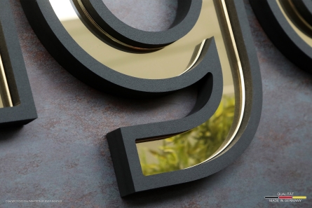 Steiger - Hochwertige 3D-Buchstaben aus in goldener Spiegeloptik und schwarzem Forex