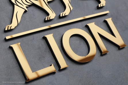 LION - Goldenes Logo aus poliertem Edelstahl