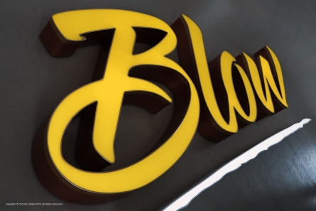 Blow - Goldene Leuchtreklame mit Profilbuchstaben