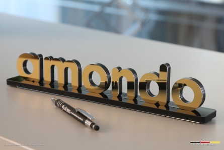 amondo - Goldener Tischaufsteller aus poliertem Edelstahl und Acrylglas