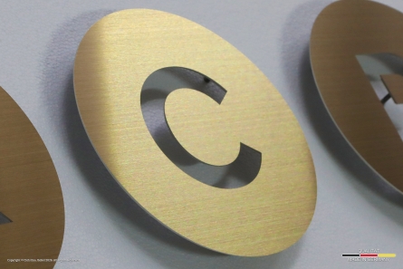 RCR - Goldenes Logo aus Edelstahl