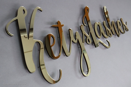 Ketys Lashes - Goldene Buchstaben aus Spiegelacrylglas