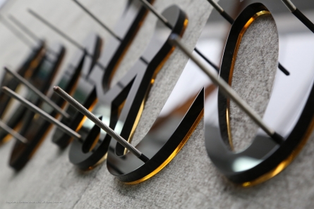 Ketys Lashes - Goldene Buchstaben aus Spiegelacrylglas